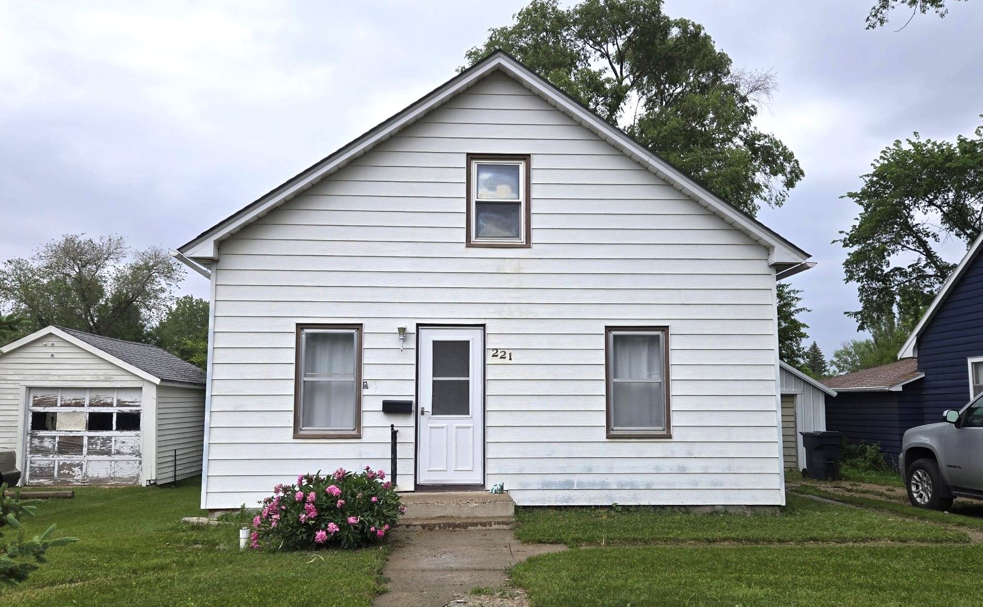 221 W 6th St, Miller