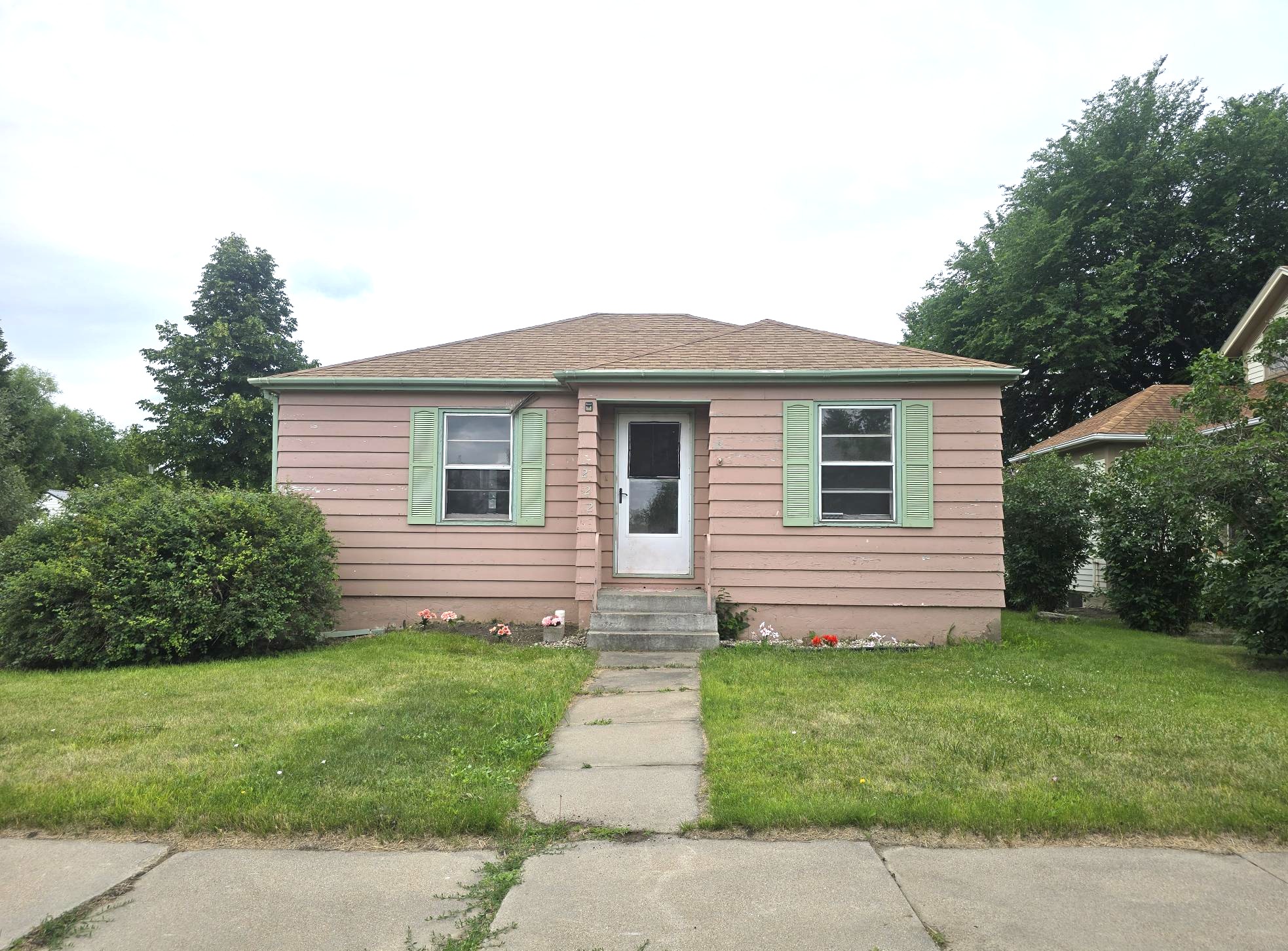 222 E 8th St, Miller