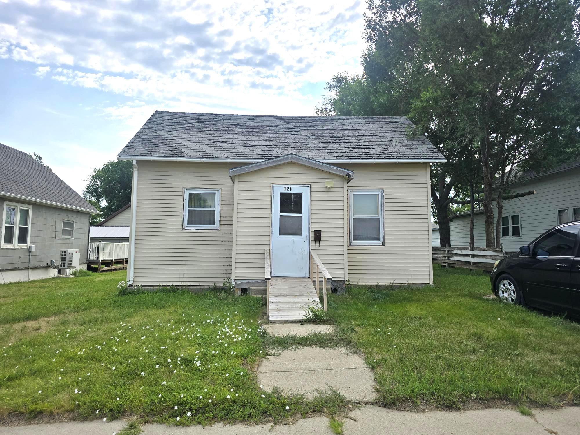 128 E 2nd Ave, Miller